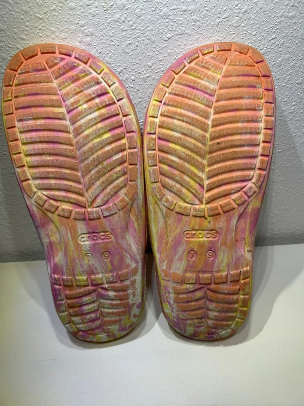 CROCS Classic Slide Sandals in Marbled Papaya |Size 9 - Picture 13 of 14